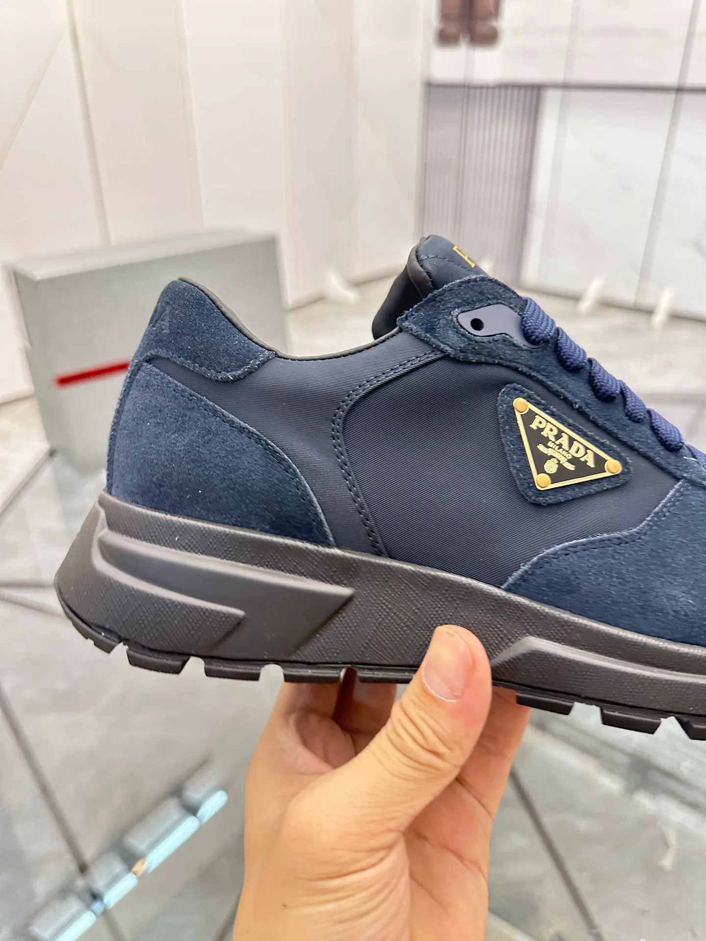 Men's shoes: 💰P580¥ High-end top quality Product trademark: Prada *"Prada*" low-top casual shoes Regular size: 38-45 (can be customized to 46) Product materials: upper imported first-layer nubuck leather spliced ​​with original materials, cowhide lining, cowhide feet, original outsole. Number: 832